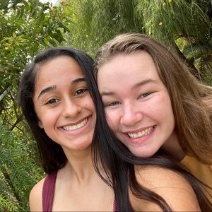 Meet your Poshers Gisselle & Callie